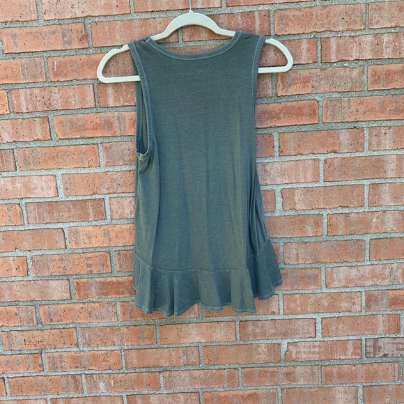 🛍AE Green Ruffle Bottom Tank Top - Picture 2 of 5